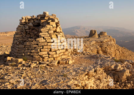 Dramatisch auf einem Felsenrücken aufgereiht, sind der Bienenstock Gräber der Fledermaus, im Oman, ein UNESCO-Weltkulturerbe. Stockfoto