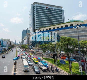 Stark befahrene Straße im großen Einkaufszentrum MBK Center, auch Mahboonkrong in Bangkok, Thailand Stockfoto