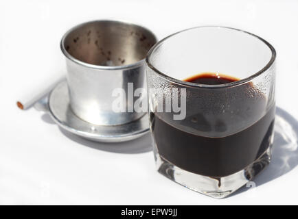 vietnamesische Cofe und Zigarette mit Aschenbecher isoliert auf weißem clo Stockfoto