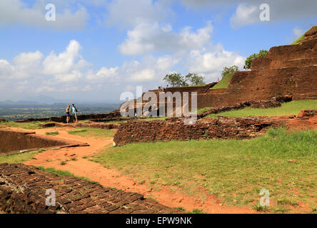 Gebäude des Palastes Felsenfestung auf Felsen-Gipfel, Sigiriya, Central Province, Sri Lanka, Asien Stockfoto