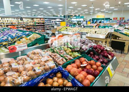 Innere des Safeway-Supermarkt in rötlich, Stockport. Stockfoto