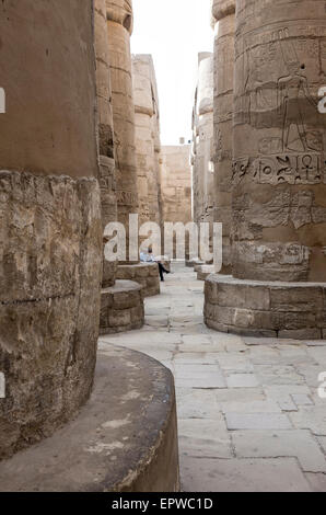 Riese, geschnitzte Säulen in die große Hypostyle Halle von Karnak Tempel, Luxor, Oberägypten Stockfoto