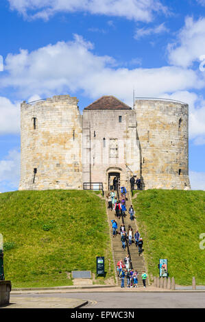 Eine Gruppe von Schulkindern die Treppen am Clifford es Tower. York, England Stockfoto