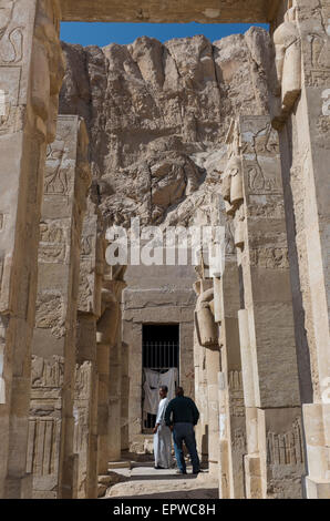 Die Kapelle der Hathor im Totentempel der Königin Hatshepsut, Deir el-Bahri, Luxor, Westufer des Nils, Oberägypten Stockfoto