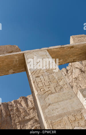 Heiroglyphs in der Kapelle von Hathor, Königin Hatshepsut Tempel, Deir el-Bahri, Luxor, Westufer des Nils, Oberägypten Stockfoto