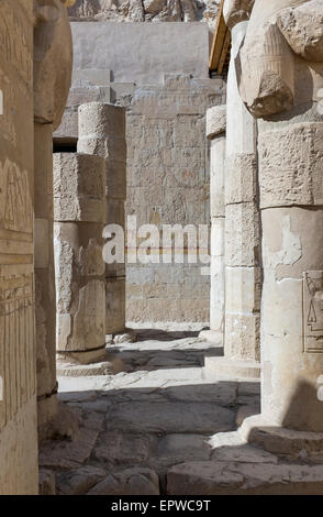 Die Kapelle der Hathor im Totentempel der Königin Hatshepsut, Deir el-Bahri, Luxor, Westufer des Nils, Oberägypten Stockfoto