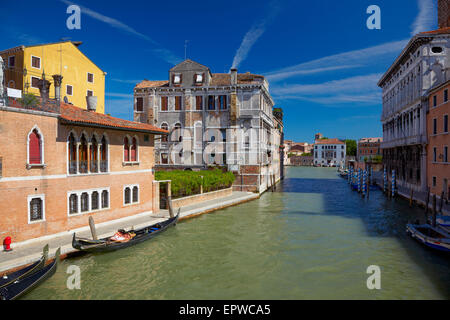 Blick auf Kanal Cannaregio von Guglie Brücke (Ponte Delle Guglie) in Venedig, Italien Stockfoto