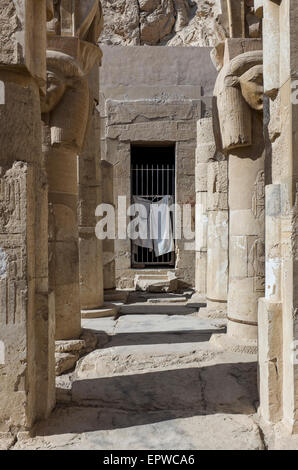 Die Kapelle der Hathor im Totentempel der Königin Hatshepsut, Deir el-Bahri, Luxor, Westufer des Nils, Oberägypten Stockfoto