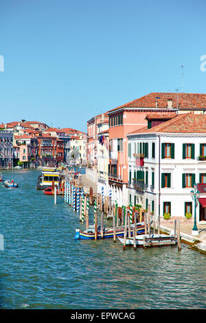 Blick auf den Canal Grande vom Ponte Degli Scalzi (Brücke der barfuß Mönche) in Venedig, Italien Stockfoto