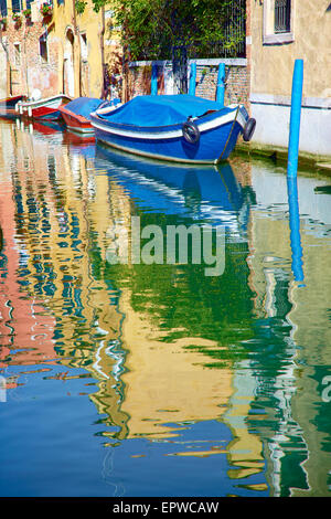 Kanäle von Venedig mit Spiegelung im Wasser Stockfoto