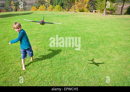 Junge Junge werfen ein Modellflugzeug Stockfoto