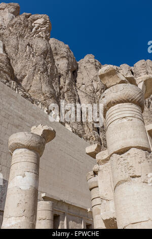 Die Leichenhalle Tempel der Königin Hatshepsut in Deir el-Bahri am Westufer des Nil, Luxor, Oberägypten. Stockfoto