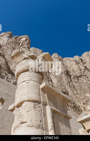 Die Leichenhalle Tempel der Königin Hatshepsut in Deir el-Bahri am Westufer des Nil, Luxor, Oberägypten. Stockfoto