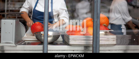 Köche schneiden Kürbisse in der Küche eines Restaurants Stockfoto