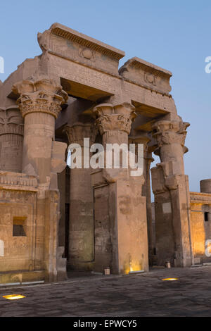 Kom Ombo Tempel mit Flutlicht bei Sonnenuntergang, die Götter Sobek und Horus gewidmet. Nils, Oberägypten. Stockfoto