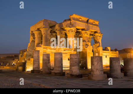 Kom Ombo Tempel mit Flutlicht bei Sonnenuntergang, die Götter Sobek und Horus gewidmet. Nils, Oberägypten. Stockfoto