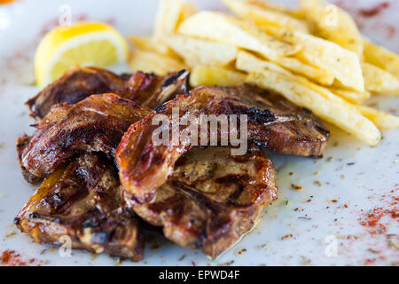 Lammkoteletts mit Rippen und Braten Kartoffel auf weißen Teller Stockfoto