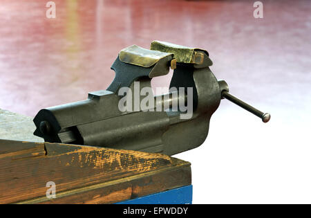 Stahl Vice montiert auf einer hölzernen Werkbank mit Metall Backen Stockfoto