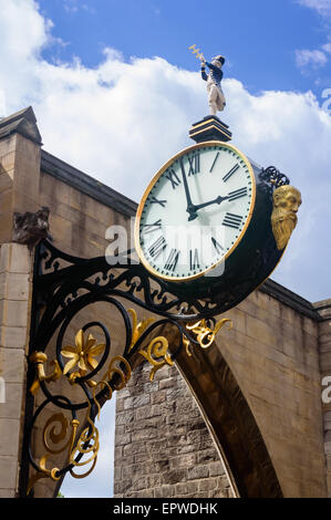 Die berühmte doppelseitige Uhr außerhalb der Kirche St. Martin-Le-Grand, auf Coney Street. In York, England, Stockfoto