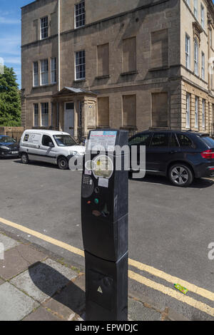 Auto-Parkuhr am Straßenrand, große Pultney Street, Bath City, UK Stockfoto