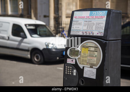 Auto-Parkuhr am Straßenrand, große Pultney Street, Bath City, UK Stockfoto