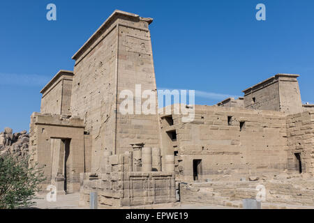 Ersten Pylon und Seite Anzeigen der Tempel der Isis in Philae Insel Agilkia, Assuan, Nil, Oberägypten Stockfoto