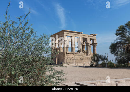 Kaiser Trajan Kiosk am Tempel der Isis in Philae, Agilkia Insel, der Nil, Oberägypten Stockfoto