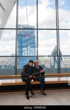 Touristen, die ein Selbstporträt in der Sky Garden an der Spitze des Gebäudes Walkie Talkie in 20 Fenchurch Street, London Stockfoto