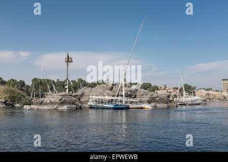 Feluken, touristische Boote und Wassertaxis vertäut abseits die Ufer von Kitchener-Insel auf dem Nil bei Assuan, Oberägypten Stockfoto