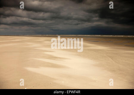die leeren Ebbe Strand kurz vor einem Gewitter, Osten Ostfriesischen Insel Spiekeroog, Niedersachsen, Deutschland Stockfoto