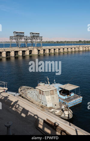 Alt und schmutzig Boote neben den Schleusen von Esna auf dem Nil, Oberägypten Stockfoto