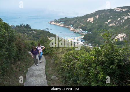 dh Fußweg PO TOI HONG KONG Tourist Frauen Wanderer zu Fuß Weg Po Toi Insel Hongkong gehen Stockfoto