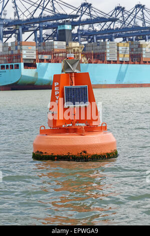 Eine rote Navigation Boje Markierung der Backbordseite der Fahrrinne in Felixstoe Containerhafen, Suffolk, UK Stockfoto