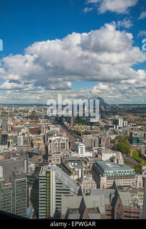 Blick auf die Skyline von London und dichten Rauch des Feuers in Charlton, aus dem Himmel-Garten an der Spitze des Gebäudes Walkie Talkie, London Stockfoto