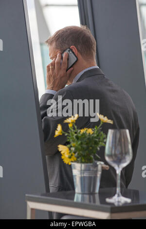 Geschäftsmann am Telefon im Sky Garden oben im Walkie Talkie Gebäude in 20 Fenchurch Street, London, Großbritannien im Mai Stockfoto