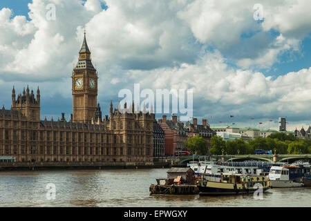 Nachmittag in Westminster, London, England. Big Ben gesehen über die Themse. Stockfoto