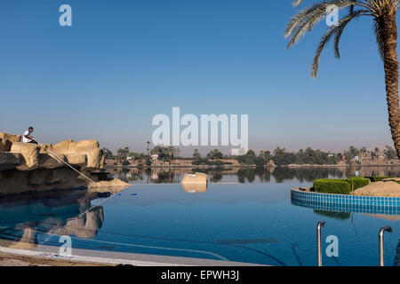 Blick auf den Nil über den Infinity-Pool im Hotel Maritim Jolie Ville Kings Island Luxor, Ägypten Stockfoto