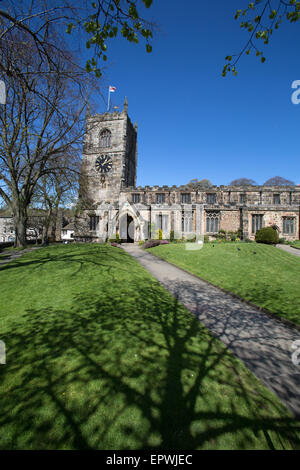 Stadt von Skipton, England. Malerische Frühjahr Blick auf die mittelalterliche Holy Trinity Church. Stockfoto