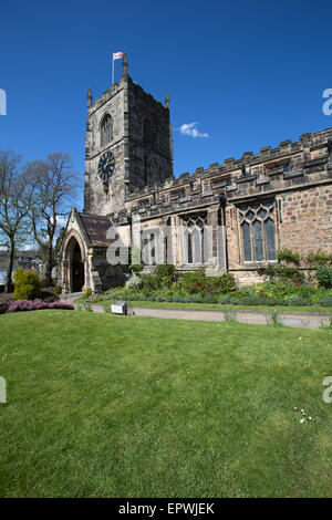 Stadt von Skipton, England. Malerische Frühjahr Blick auf die mittelalterliche Holy Trinity Church. Stockfoto