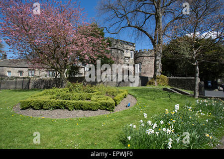 Stadt von Skipton, England. Malerischen Frühling-Blick auf die Twin überragte Norman Torhaus von Schloss Skipton. Stockfoto