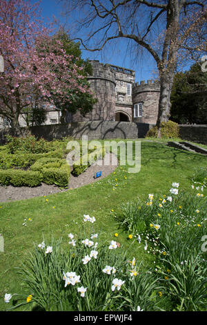Stadt von Skipton, England. Malerischen Frühling-Blick auf die Twin überragte Norman Torhaus von Schloss Skipton. Stockfoto