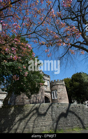 Stadt von Skipton, England. Malerischen Frühling-Blick auf die Twin überragte Norman Torhaus von Schloss Skipton. Stockfoto
