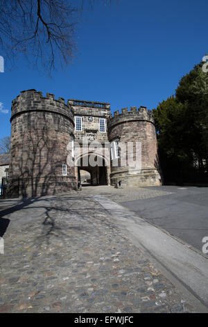 Stadt von Skipton, England. Malerischer Blick auf die Twin überragte Norman Torhaus von Schloss Skipton. Stockfoto