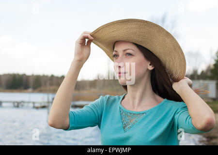 Sommersprossige glückliches Mädchen Hut an einem windigen Tag träumen Stockfoto