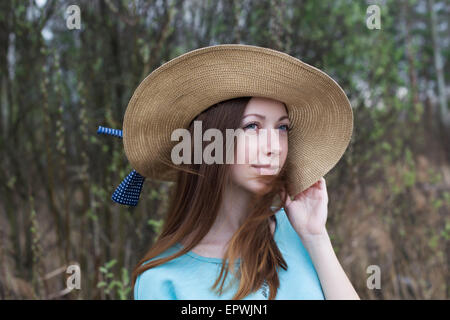 Sommersprossige fröhliches Mädchen mit Hut an windigen Tag Stockfoto