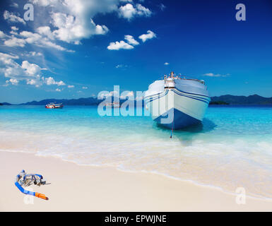 Tropischer Strand mit weißem Sand und das azurblaue Meer Stockfoto