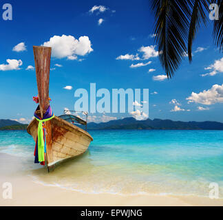Tropischer Strand mit weißem Sand und türkisfarbenem Meer Stockfoto