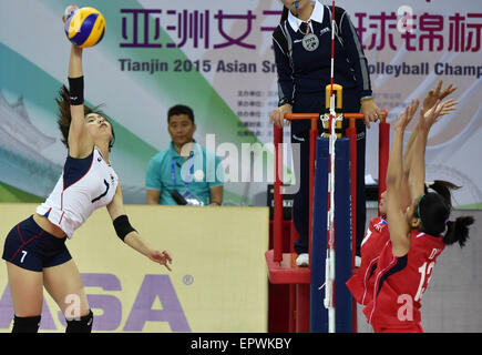 Tianjin, China. 21. Mai 2015. Lee Jaeyeong (L) von Südkorea Spitzen den Ball während eines Spiels der Gruppe D gegen philippinischen auf 2015 asiatischen Frauen Volleyball Meisterschaft in Tianjin, Nordchina, 21. Mai 2015. © Zhang Chenlin/Xinhua/Alamy Live-Nachrichten Stockfoto