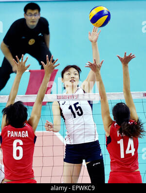 Tianjin, China. 21. Mai 2015. Mond-Jungwon (C) der Republik Korea Spitzen den Ball während eines Spiels der Gruppe D gegen philippinischen auf 2015 asiatischen Frauen Volleyball Meisterschaft in Tianjin, Nordchina, 21. Mai 2015. © Zhang Chenlin/Xinhua/Alamy Live-Nachrichten Stockfoto