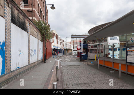 Run down Bereich in Walsall Town Center mit Verbrettert und Geschäfte mit Abfall auf die Straße, West Midlands, England, Großbritannien Stockfoto